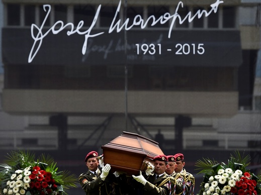 Během hráčské kariéry nastupoval Masopust za Most, Teplice a především Duklu, s níž získal osm titulů. S reprezentací navíc v roce 1960 vybojoval bronz na mistrovství Evropy. Úspěšný byl také jako trenér; ligový titul získal s Brnem a vedl i československý národní tým. Během hráčské kariéry nastupoval Masopust za Most, Teplice a především Duklu, s níž získal osm titulů. S reprezentací navíc v roce 1960 vybojoval bronz na mistrovství Evropy. Úspěšný byl také jako trenér; ligový titul získal s Brnem a vedl i československý národní tým.