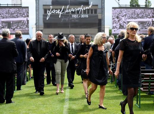 Pozůstalí odchází ze smutečního obřadu. Pozůstalí odchází ze smutečního obřadu.