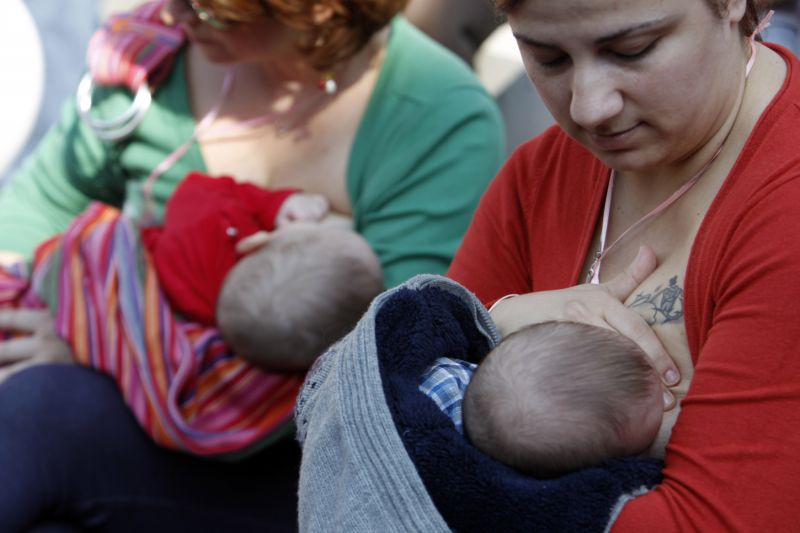 Na Slovensku kojí 78 procent matek, v Česku 85 procent a chování žen v obou zemí je podobné.