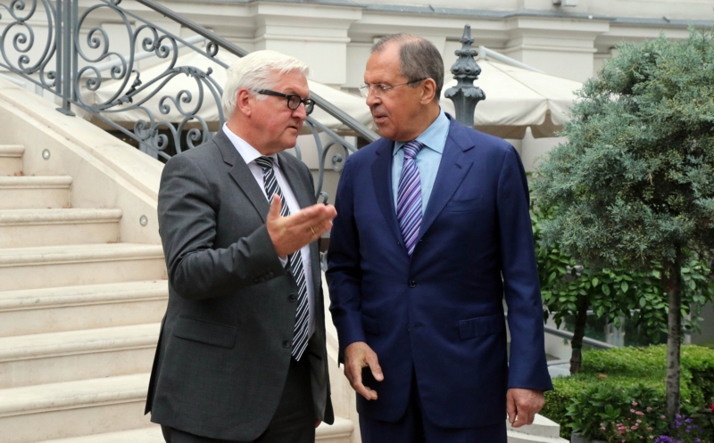Německý ministr zahraničí Frank-Walter Steinmeier s ruským ministrem zahraničí Sergejem Lavrovem o jaderných zbraních v Íránu.