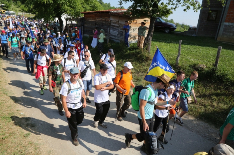 Pochod v Sarajevu k uctění památky obětí srebrenického masakru.