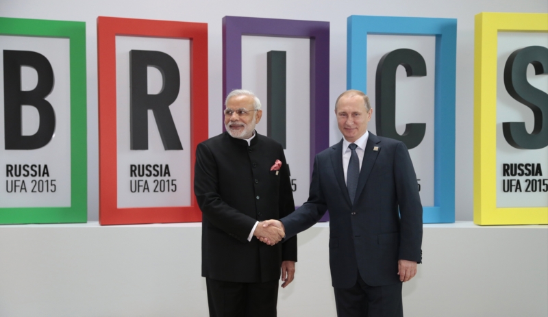 Indický premiér Narendra Modi a ruský prezident Putin na jednání BRICS.