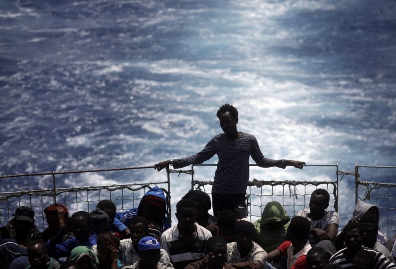K poklesu úmrtí došlo i navzdory tomu, že z Afriky na jih Evropy míří neustále větší množství mužů, žen i dětí. 