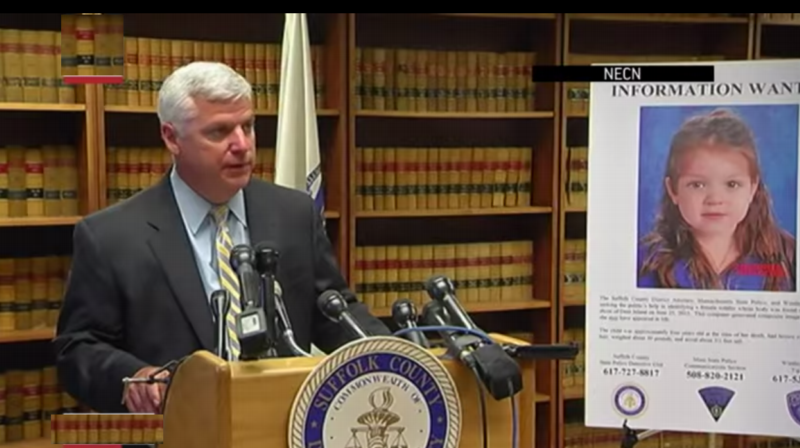 Okresní prokurátor pro Suffolk County Massachusetts Daniel F. Conley na tiskové konferenci 8. července k případu neidentifikované dívky.