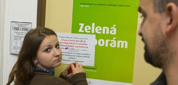 O dotace na zateplování žádají jak majitelé rodinných domů, tak obyvatelé paneláků (ilustrační foto).