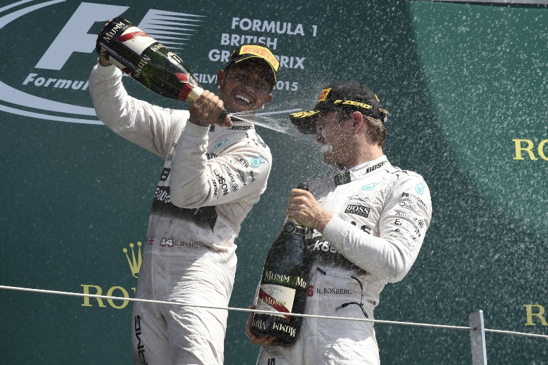 Lewis Hamilton (vlevo) a Nico Rosberg.