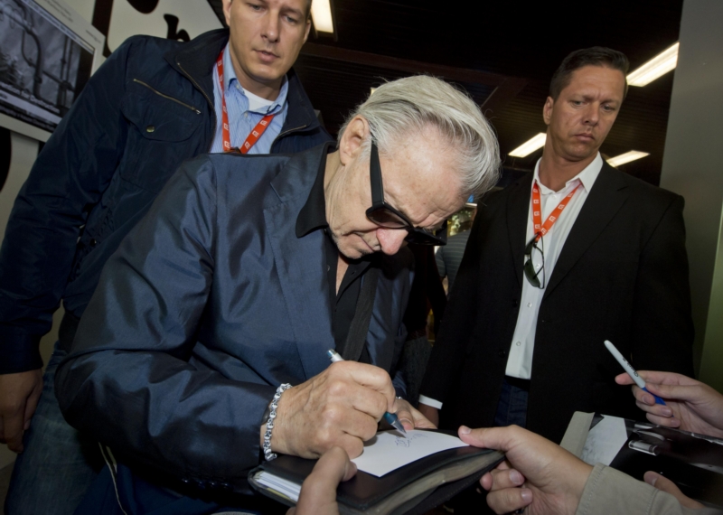 Harvey Keitel rozdává autogramy ve Varech.