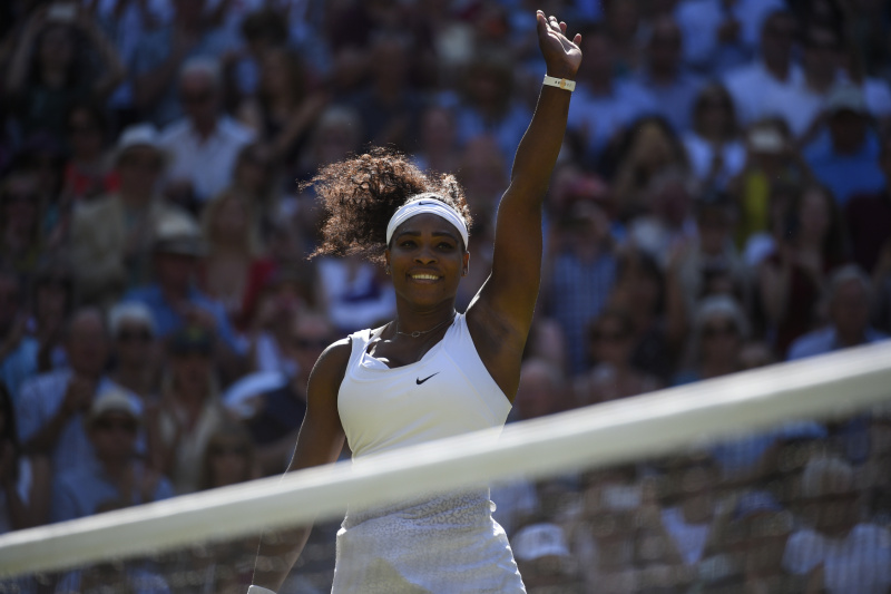 Serena Williamsová kráčí za dalším wimbledonským titulem. V cestě jí stojí mladá Španělka.