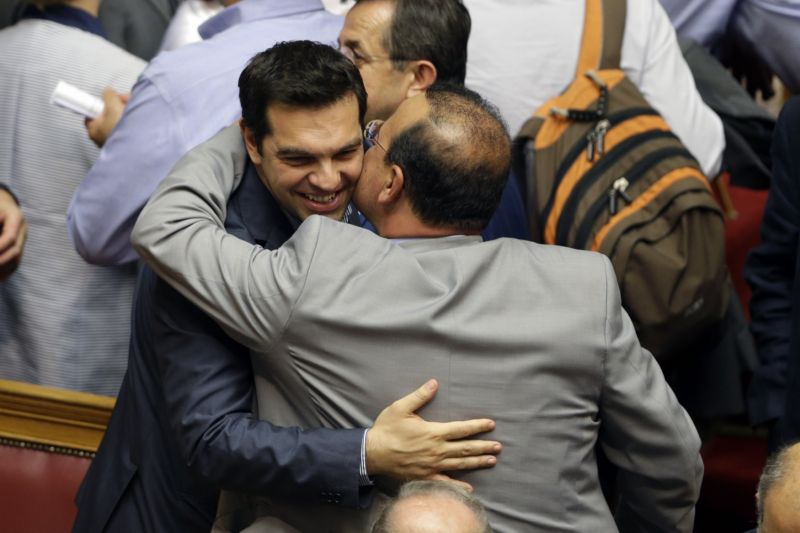 Návrh reforem v řeckém parlamentu prošel. Alexis Tsipras se raduje.
