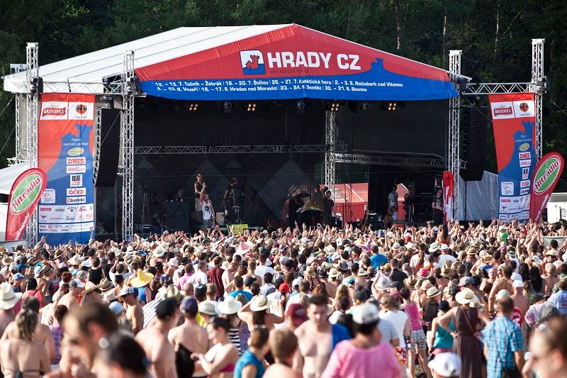Na hudební festival na hradě Točník dorazily tisíce lidí. Na hudební festival na hradě Točník dorazily tisíce lidí.