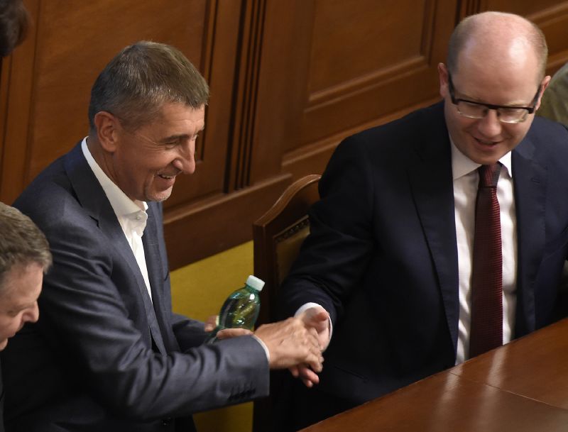 Předseda vlády Bohuslav Sobotka (vpravo) a ministr financí Andrej Babiš.