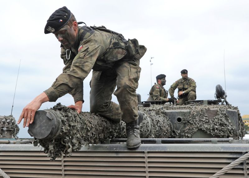 Polští tankisté na manévrech Noble Jump.