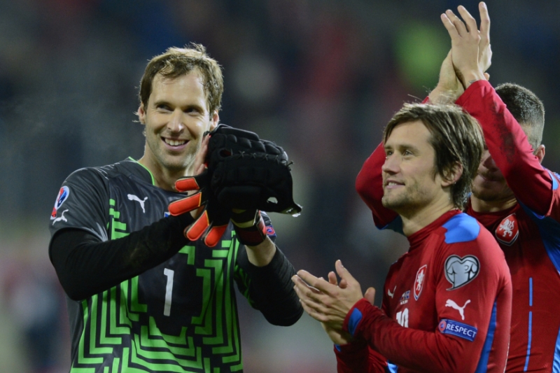 Brankář Petr Čech (vlevo) přestoupil do londýnského Arsenalu. Potká tam Tomáše Rosického a fotbalový velkoklub se těší na spolupráci českých hvězd. 