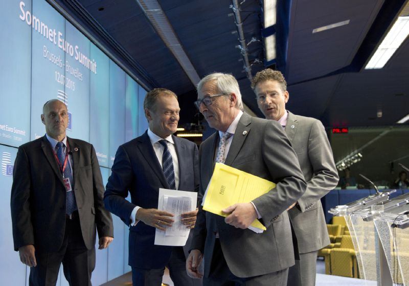 Předseda Evropské rady Donald Tusk (druhý zleva), předseda Evrodpské komise Jean-Claude Juncker a nizozemský ministr financí Jeroen Dijsselbloem (vpravo) během summitu..