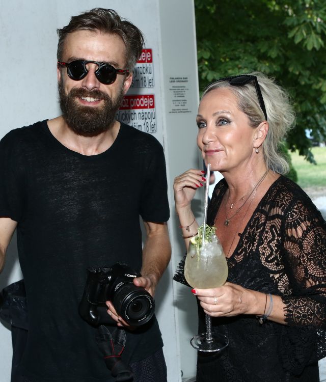 Bára Basiková na festivalu v Karlových Varech se svým manželem, který udělal romantické gesto. Vzal si na sebe devět let staré boty, které mu koupila v době jejich seznámení sama Bára.
