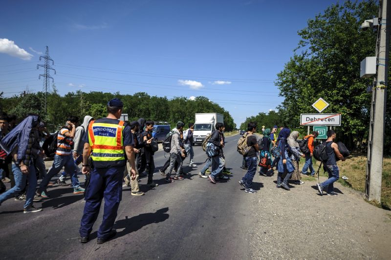 Maďarská policie se snaží korigovat uprchlíky.