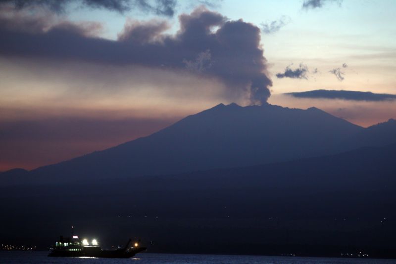 Aktivní vulkán znemožňuje provoz letecké dopravy na Bali. Aktivní vulkán znemožňuje provoz letecké dopravy na Bali.