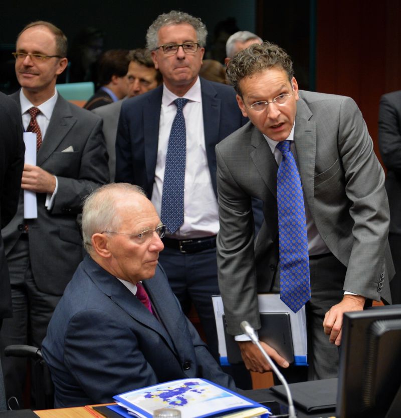 Jeroen Dijsselbloem (vpravo) na setkání ministrů financí eurozóny. Jeroen Dijsselbloem (vpravo) na setkání ministrů financí eurozóny.
