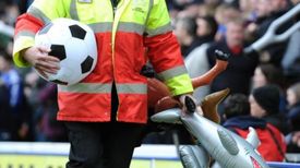 Meech a jeho kamarádi chtěli nafukovacími hračkami podpořit jiného fanouška, který se odmítl vzdát nafukovacího míče.