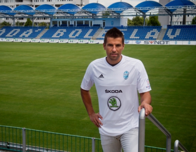 Milan BarošBaník Ostrava → Mladá BoleslavCo se týče renomé, jednoznačně nejtřaskavější přestup léta. Mezi ostravským patriotem a vedením Baníku v létě vyeskalovaly dlouhodobé spory a Baroš se rozhodl z milovaného klubu odejít. Do zahraničí už se mu na sklonku kariéry nechtělo, chtěl zůstat v Česku. Spekulovalo se o Slavii, nakonec však byla v jednání rychlejší a přímočařejší Mladá Boleslav, kde bývalý reprezentační útočník a nejlepší střelec mistrovství Evropy v roce 2004 podepsal smlouvu na dva roky. Milan BarošBaník Ostrava → Mladá BoleslavCo se týče renomé, jednoznačně nejtřaskavější přestup léta. Mezi ostravským patriotem a vedením Baníku v létě vyeskalovaly dlouhodobé spory a Baroš se rozhodl z milovaného klubu odejít. Do zahraničí už se mu na sklonku kariéry nechtělo, chtěl zůstat v Česku. Spekulovalo se o Slavii, nakonec však byla v jednání rychlejší a přímočařejší Mladá Boleslav, kde bývalý reprezentační útočník a nejlepší střelec mistrovství Evropy v roce 2004 podepsal smlouvu na dva roky.
