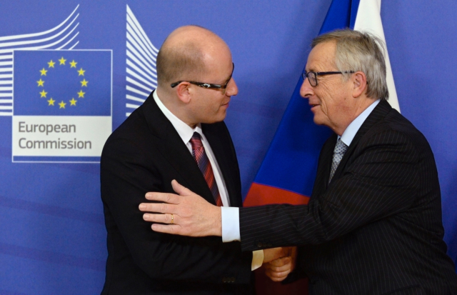 Premiér Bohuslav Sobotka (vlevo) s předsedou Evropské komise Jeanem-Claudem Junckerem.