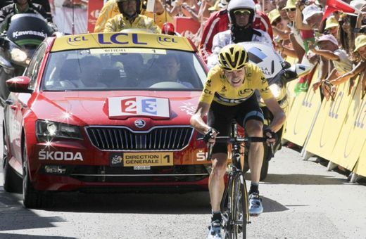 Chris Froome dojíždí do cíle první horské etapy.