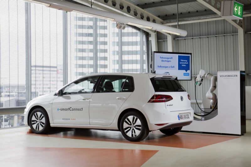 Elektromobil značky VW u nové dobíjecí stanice.