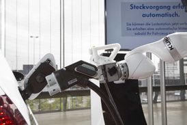 Kamera na podávacím rameni robota určuje polohu nabíjecí zásuvky s přesností na jeden milimetr.