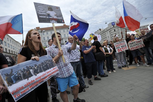 Momentka z protestu proti islámu v Praze.