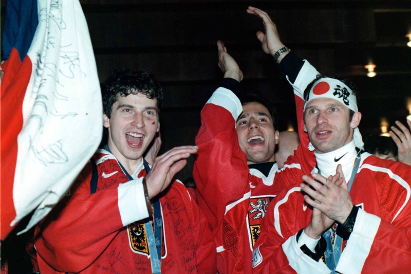 Zlatá euforie. Richard Šmehlík, Martin Ručinský a Dominik Hašek (zleva) po příletu z Nagana.