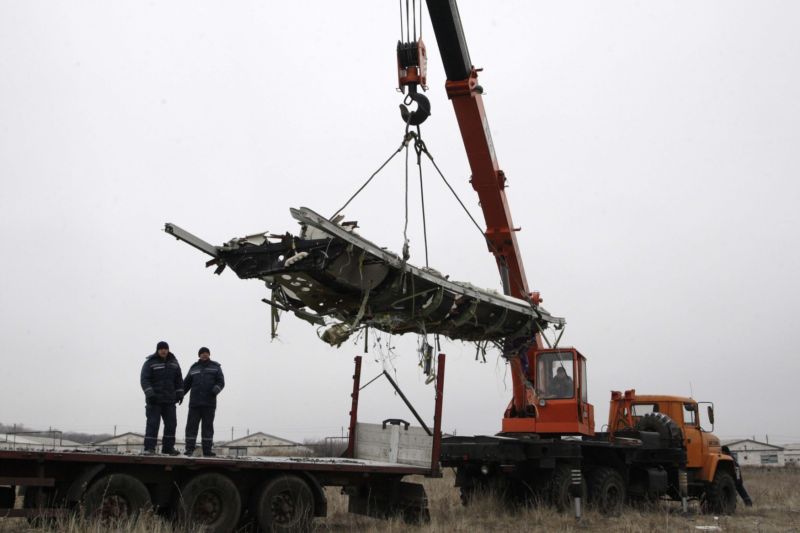 Trosky sestřeleného malajského letadla MH17.