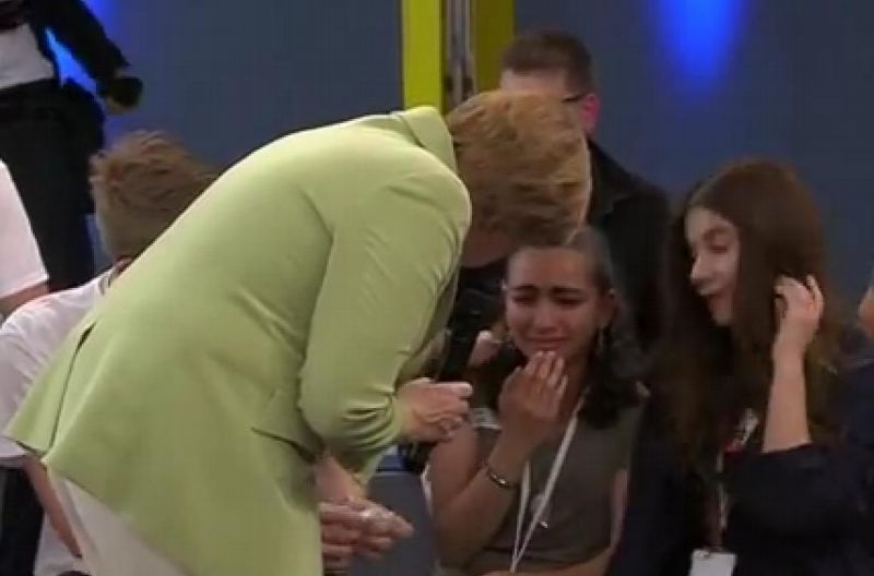 Angela Merkelová rozplakala desetiletou uprchlici z Palestiny.
