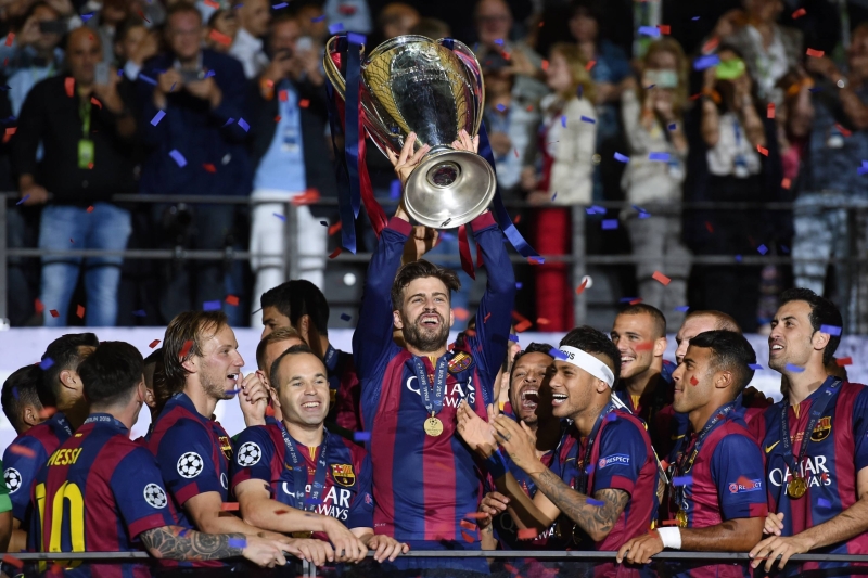 Radost Katalánců po převzetí trofeje pro ligového mistra neznala mezí. Radost Katalánců po převzetí trofeje pro ligového mistra neznala mezí.