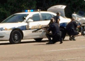 Policie během zásahu.