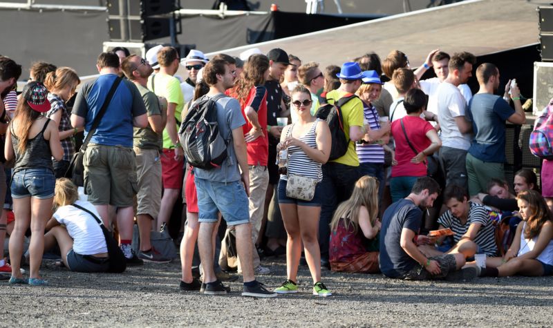 Dlouho před vystoupením Björk fanoušci čekali pod podiem.