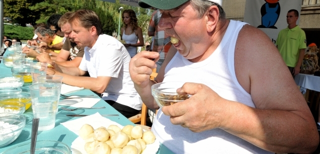 Meruňkobraní v Miroslavy zve k soutěžím v pojídání knedlíků - kolik jich sníte vy?
