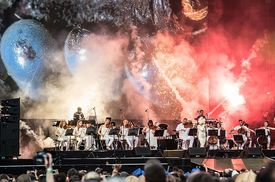 Vystoupení Björk doprovázela i pyrotechnika.