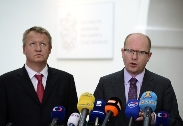 Nespokojenost s ministrem. Pražská ČSSD si stěžovala u premiéra, ten ale chce dát Němečkovi ještě šanci.