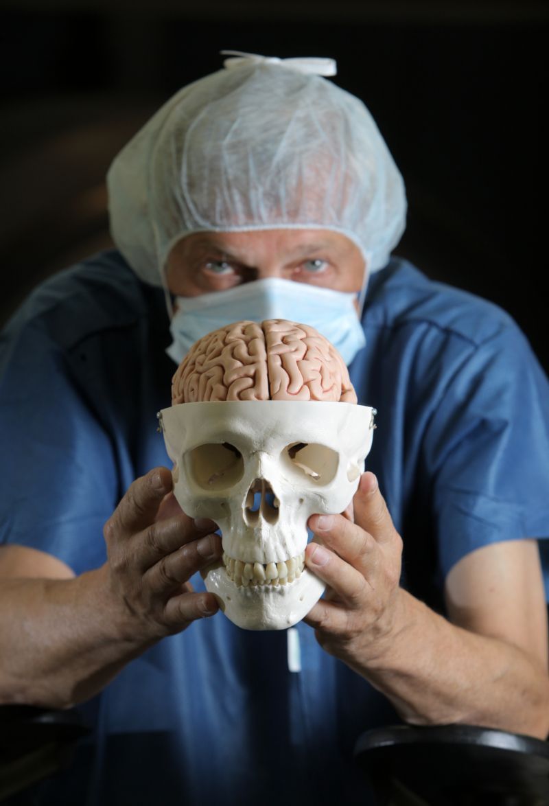 Plk. prof. MUDr. Vladimír Beneš, DrSc. - specializace neurochirurg, přednosta Neurochirurgické kliniky Ústřední vojenské nemocnice Praha a 1. LF UK.