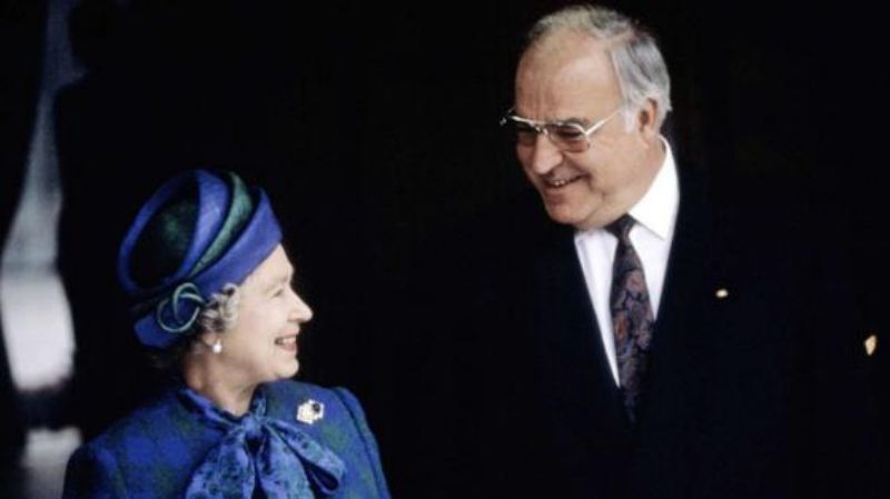 Britská královna Alžběta II. a bývalý spolkový kancléř Helmut Kohl.