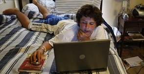 Chybná informace o smrti prominentní osoby přestává být na internetu něčím nestandardním.