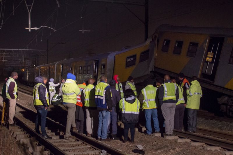 Záchranáři na místě vlakové kolize. Záchranáři na místě vlakové kolize.