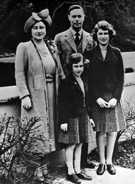 Královská rodina v roce 1938: král Jiří VI., jeho manželka královna Alžběta a jejich dvě dcery, princezna Alžběta (vpravo) a princezna Margaret. Královská rodina v roce 1938: král Jiří VI., jeho manželka královna Alžběta a jejich dvě dcery, princezna Alžběta (vpravo) a princezna Margaret.