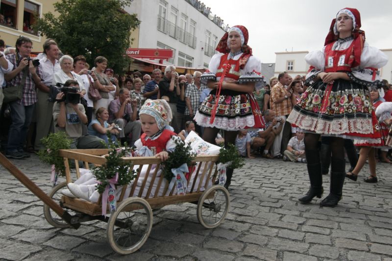 Součástí festivalu Slovácký rok je průvod v krojích. Součástí festivalu Slovácký rok je průvod v krojích.