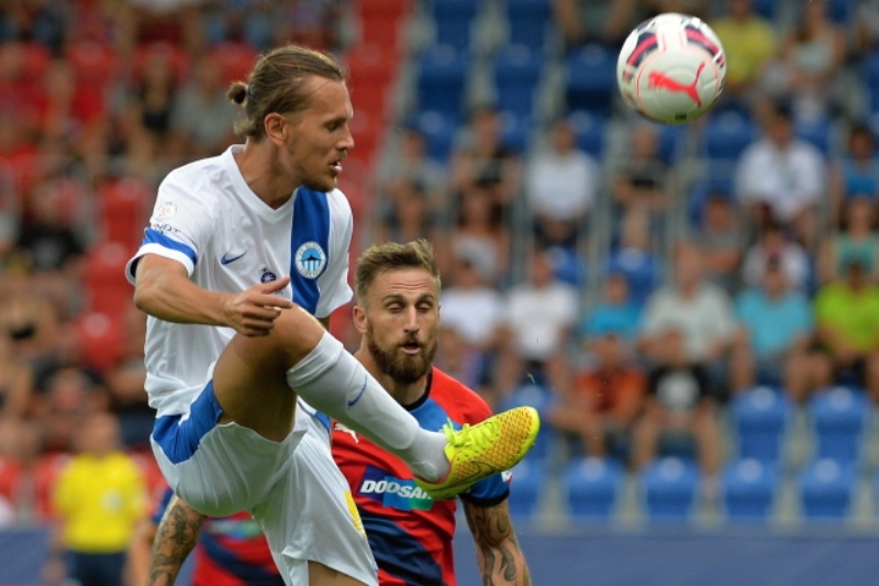 Ondřej Švejdík (v bílém) s plzeňským Janem Holendou.