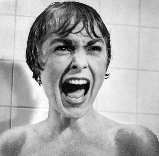 Scéna z legendárního filmu Psycho režiséra Alfreda Hitchcocka.