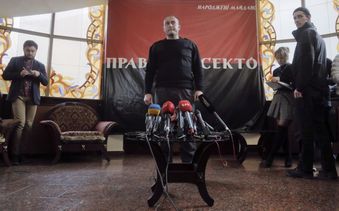 Šéf ultrapravicové organizace Dmytro Jaroš (za mikrofony).