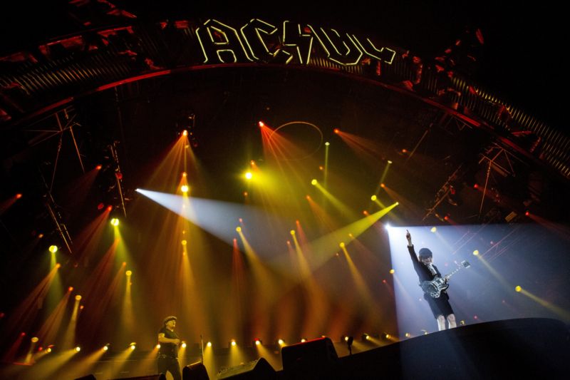 Skupina AC/DC během koncertu. Skupina AC/DC během koncertu.