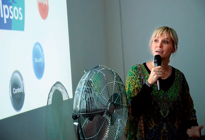 I s pomocí barev lze podnítit kreativitu na workshopu. Eva Veisová z Ipsosu v roli facilitátorky.