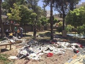 Po útoku. Zakryté oběti na ulici v Kobani.